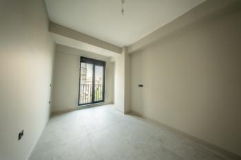 Erenköy İstasyon Caddesinde Kiralık Sıfır Binada 3+1'den 2+1 Çevrili Büyük Daire