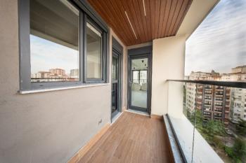 Erenköy İstasyon Caddesinde Kiralık Sıfır Binada 3+1'den 2+1 Çevrili Büyük Daire