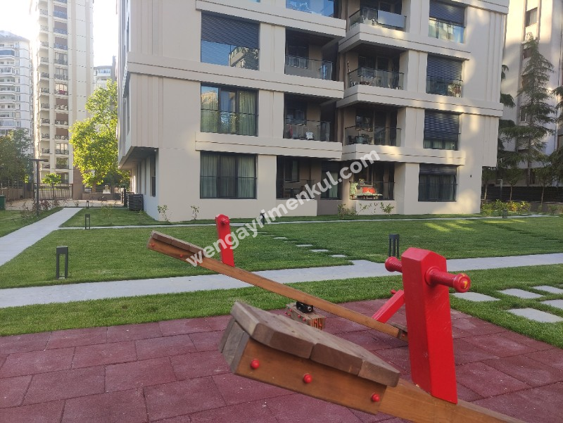 Erenköy İstasyon Caddesinde Kiralık Sıfır Binada 3+1'den 2+1 Çevrili Büyük Daire