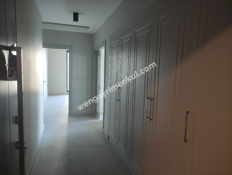 Erenköy İstasyon Caddesinde Kiralık Sıfır Binada 3+1'den 2+1 Çevrili Büyük Daire