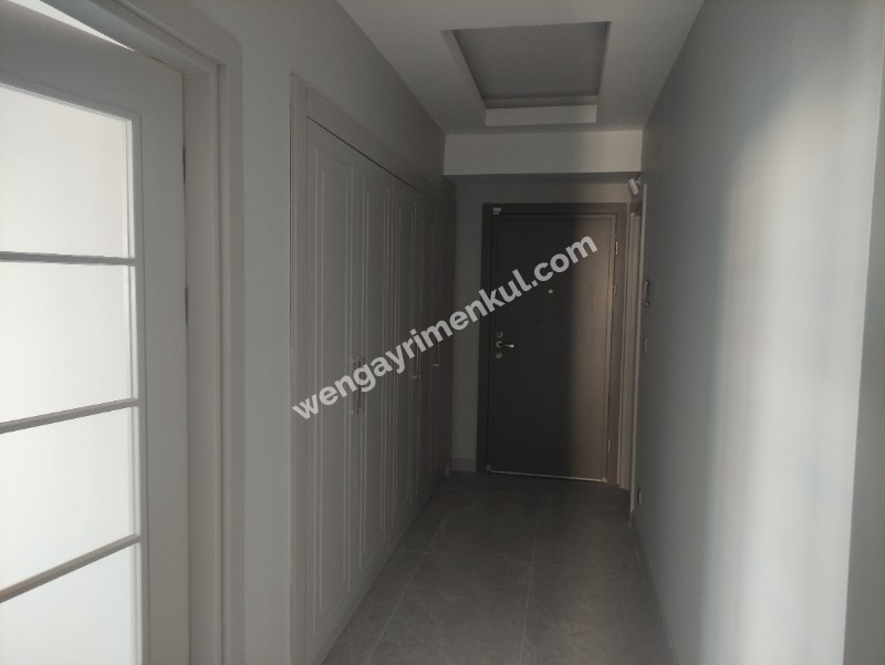Erenköy İstasyon Caddesinde Kiralık Sıfır Binada 3+1'den 2+1 Çevrili Büyük Daire