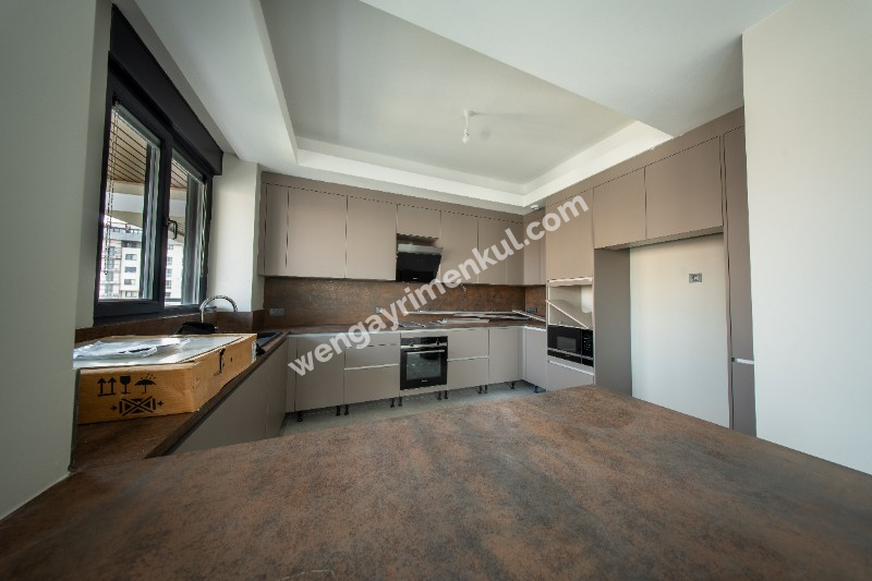 Erenköy İstasyon Caddesinde Kiralık Sıfır Binada 3+1'den 2+1 Çevrili Büyük Daire