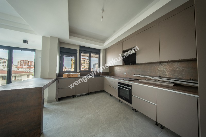 Erenköy İstasyon Caddesinde Kiralık Sıfır Binada 3+1'den 2+1 Çevrili Büyük Daire