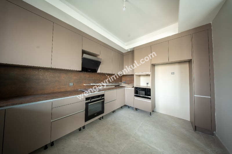 Erenköy İstasyon Caddesinde Kiralık Sıfır Binada 3+1'den 2+1 Çevrili Büyük Daire