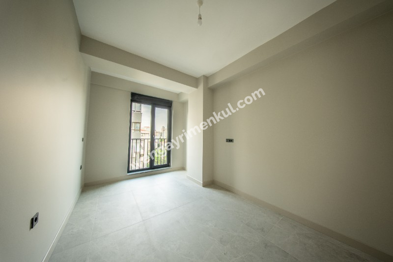Erenköy İstasyon Caddesinde Kiralık Sıfır Binada 3+1'den 2+1 Çevrili Büyük Daire