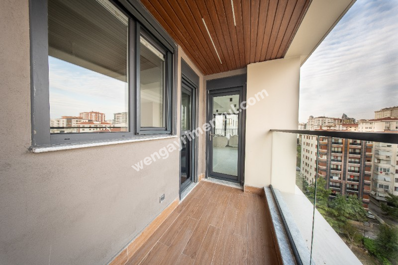 Erenköy İstasyon Caddesinde Kiralık Sıfır Binada 3+1'den 2+1 Çevrili Büyük Daire