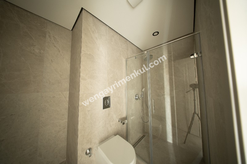 Erenköy İstasyon Caddesinde Kiralık Sıfır Binada 3+1'den 2+1 Çevrili Büyük Daire
