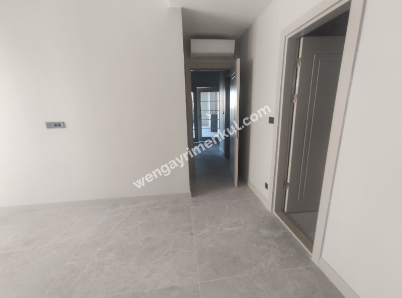 Erenköy İstasyon Caddesinde Kiralık Sıfır Binada 3+1'den 2+1 Çevrili Büyük Daire
