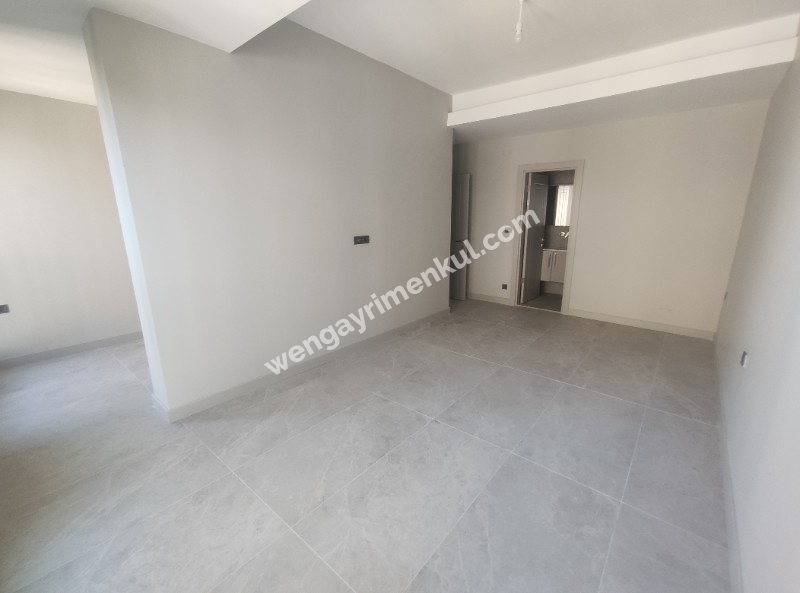 Erenköy İstasyon Caddesinde Kiralık Sıfır Binada 3+1'den 2+1 Çevrili Büyük Daire