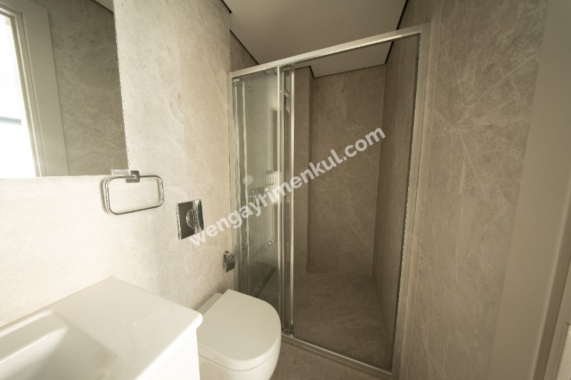 Erenköy İstasyon Caddesinde Kiralık Sıfır Binada 3+1'den 2+1 Çevrili Büyük Daire