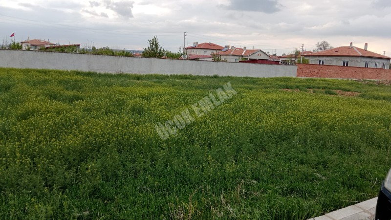 AFYON ÜÇOK EMLAK TAN SÜLÜMENLİ KASABASINDA SATILIK 500M² FIRSAT ARSA