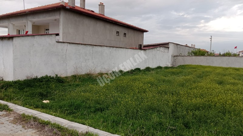 AFYON ÜÇOK EMLAK TAN SÜLÜMENLİ KASABASINDA SATILIK 500M² FIRSAT ARSA