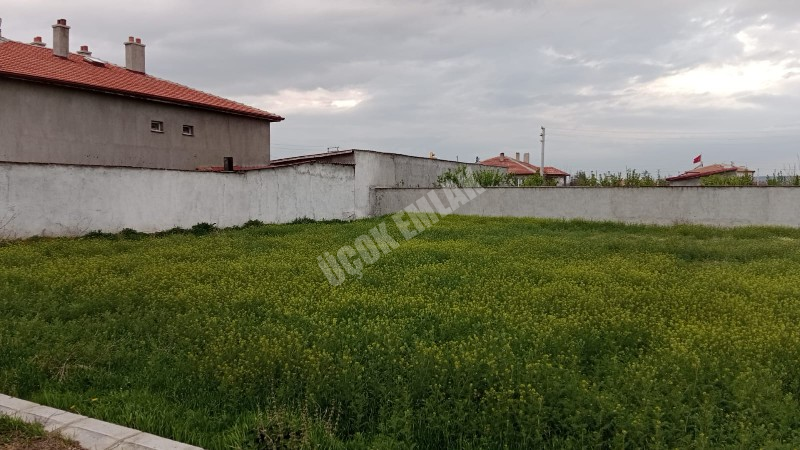 AFYON ÜÇOK EMLAK TAN SÜLÜMENLİ KASABASINDA SATILIK 500M² FIRSAT ARSA