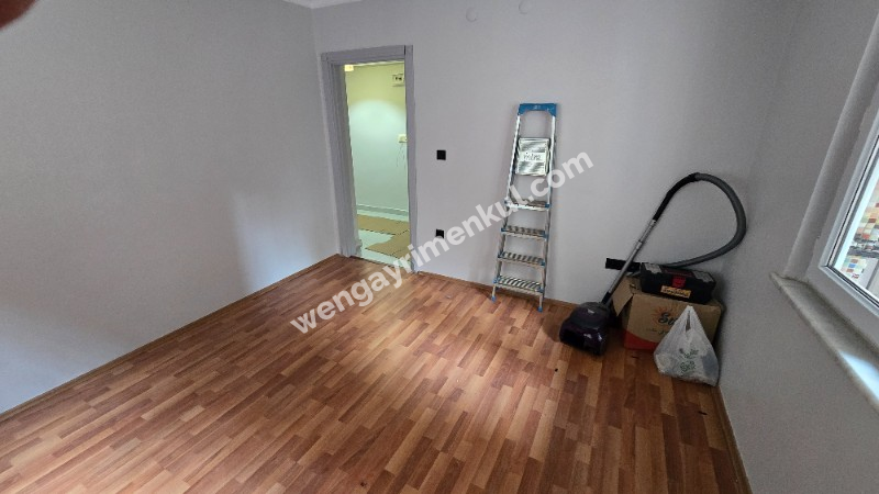 ESENEVLER DE KOMPLE YENİLENMİŞ MASRAFSIZ TEMİZ BAHÇE KULLANIMLI