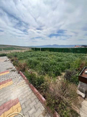 GÜVENAY - ÇORUM CEMİLBEY YOLU ÜZERİNDE ÇORUMA 5 KM UZAKLIKTA 500 M² HOBİ Bahçesi Sadece Araba Takaslı dır 