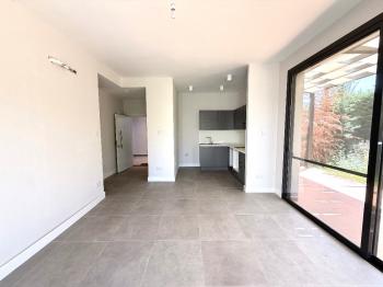 KKTC Girne Alsancak’ta Ödüllü Sitede Satılık Bahçeli 2+1 Daire!