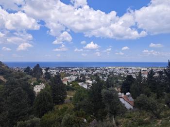 Girne Lapta'da Satılık Muhteşem Deniz Manzaralı Arsa