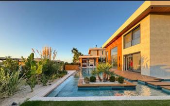 Çeşme Dalyan'da Satılık Sıfır Lüks Villa