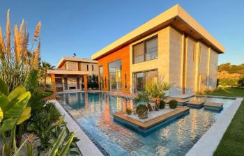 Çeşme Dalyan'da Satılık Sıfır Lüks Villa