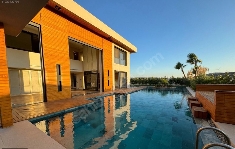 Çeşme Dalyan'da Satılık Sıfır Lüks Villa