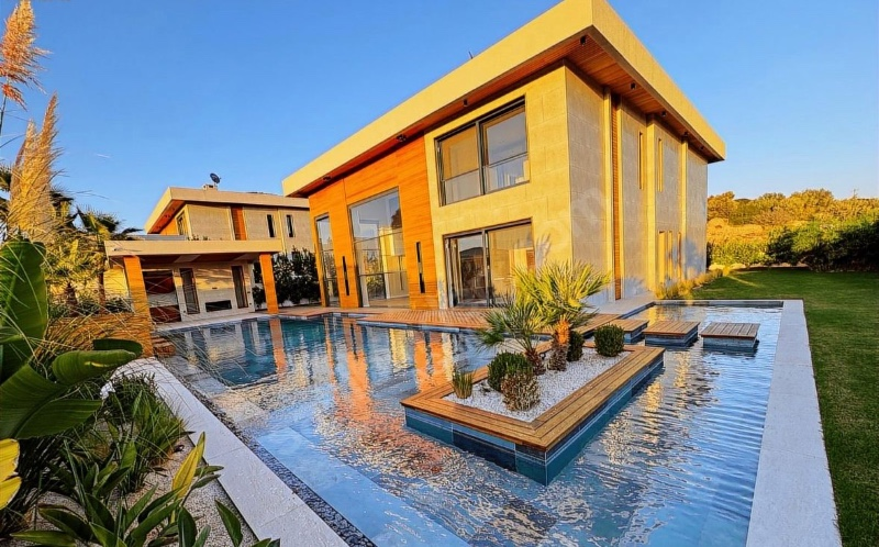 Çeşme Dalyan'da Satılık Sıfır Lüks Villa