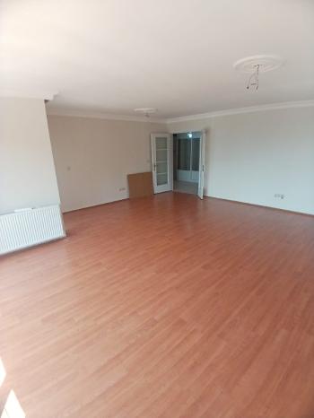 YAKACIK YENİ MAHÇAMLIK KONUTLARINDA ;  GENİŞ; 140 M2 BOŞ SİTE ÖZELLİKLİ ELİT KONUMDA SATILIK DAİRE