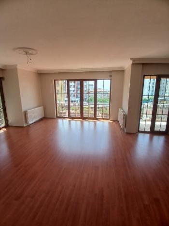 YAKACIK YENİ MAHÇAMLIK KONUTLARINDA ;  GENİŞ; 140 M2 BOŞ SİTE ÖZELLİKLİ ELİT KONUMDA SATILIK DAİRE