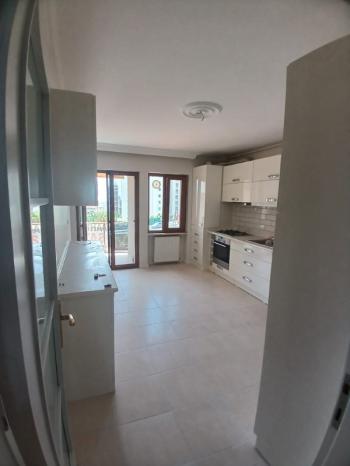YAKACIK YENİ MAHÇAMLIK KONUTLARINDA ;  GENİŞ; 140 M2 BOŞ SİTE ÖZELLİKLİ ELİT KONUMDA SATILIK DAİRE