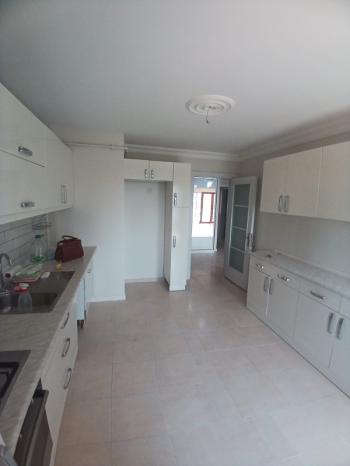 YAKACIK YENİ MAHÇAMLIK KONUTLARINDA ;  GENİŞ; 140 M2 BOŞ SİTE ÖZELLİKLİ ELİT KONUMDA SATILIK DAİRE