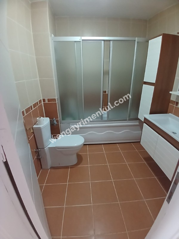 YAKACIK YENİ MAHÇAMLIK KONUTLARINDA ;  GENİŞ; 140 M2 BOŞ SİTE ÖZELLİKLİ ELİT KONUMDA SATILIK DAİRE