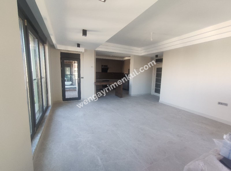 Erenköy İstasyon Caddesinde Kiralık Sıfır Binada 3+1'den 2+1 Çevrili Büyük Daire
