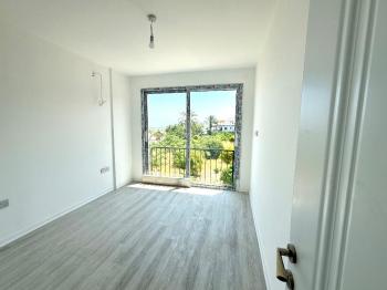 KKTC Girne Alsancak Bölgesinde Dağ ve Deniz Manzaralı Penthouse 