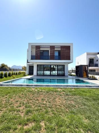 KKTC Girne Çatalköy Bölgesinde Satılık Türk Tapulu 4+1 Lüks Villa!