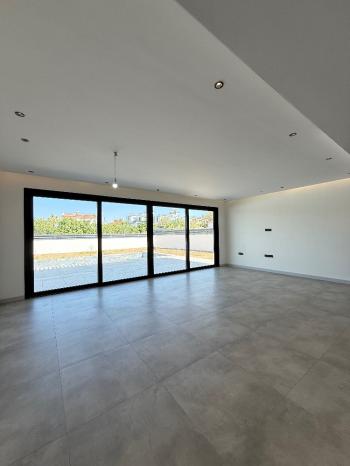 KKTC Girne Çatalköy Bölgesinde Satılık Türk Tapulu 4+1 Lüks Villa!