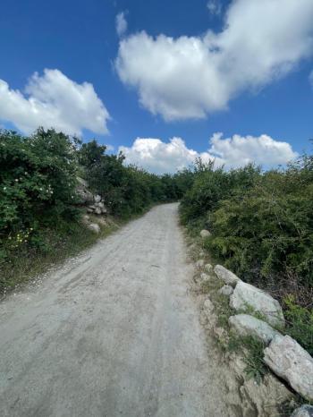 AFYON ÜÇOK EMLAKTAN BÜYÜKKALECİK TE SATILIK YOL ÜZERİ TARLA