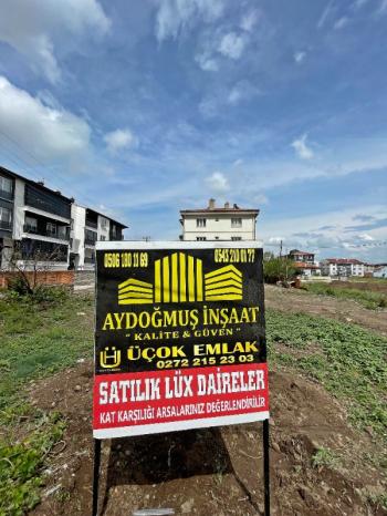 AFYON ÜÇOK EMLAKTAN MAREŞAL F. ÇAKMAK MAH SATILIK TOPRAKTAN LÜKS SATILIK 2+1 DAİRELER 