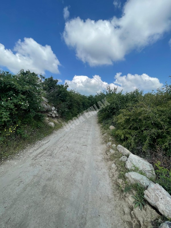 AFYON ÜÇOK EMLAKTAN BÜYÜKKALECİK TE SATILIK YOL ÜZERİ TARLA