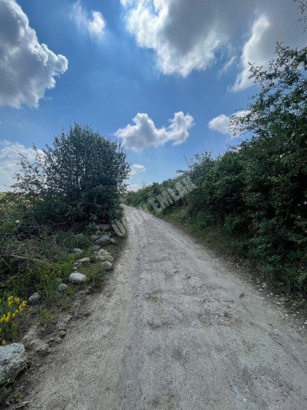 AFYON ÜÇOK EMLAKTAN BÜYÜKKALECİK TE SATILIK YOL ÜZERİ TARLA