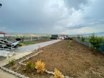 GÜVENAY - ÇORUM CEMİLBEY YOLU ÜZERİ GÜZEL VADİ DE LÜKS EVİ OLAN SATILIK BAHÇE