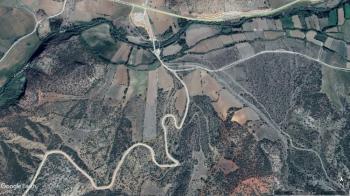 GÜVENAY – ÇORUM CEMİLBEY YOLU ÖRENCİK KÖYÜ MEVKİİ – 16.800 m² YOLA CEPHE SATILIK TARLA