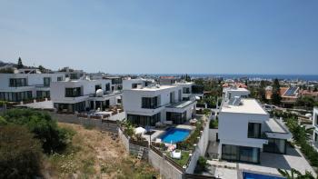 GİRNE BELLAPAİS'TE TÜRK MALI 5+2 ÖZEL YÜZME HAVUZLU TRİPLEX SATILIK LÜX VİLLA 