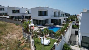 GİRNE BELLAPAİS'TE TÜRK MALI 5+2 ÖZEL YÜZME HAVUZLU TRİPLEX SATILIK LÜX VİLLA 