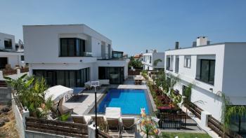 GİRNE BELLAPAİS'TE TÜRK MALI 5+2 ÖZEL YÜZME HAVUZLU TRİPLEX SATILIK LÜX VİLLA 