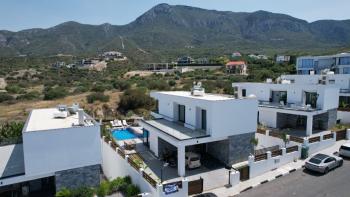 GİRNE BELLAPAİS'TE TÜRK MALI 5+2 ÖZEL YÜZME HAVUZLU TRİPLEX SATILIK LÜX VİLLA 