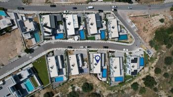 GİRNE BELLAPAİS'TE TÜRK MALI 5+2 ÖZEL YÜZME HAVUZLU TRİPLEX SATILIK LÜX VİLLA 