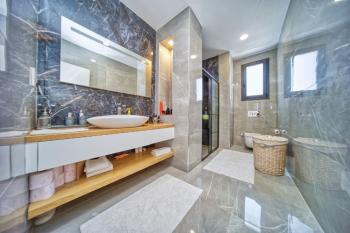 GİRNE BELLAPAİS'TE TÜRK MALI 5+2 ÖZEL YÜZME HAVUZLU TRİPLEX SATILIK LÜX VİLLA 