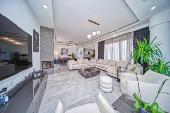 GİRNE BELLAPAİS'TE TÜRK MALI 5+2 ÖZEL YÜZME HAVUZLU TRİPLEX SATILIK LÜX VİLLA 