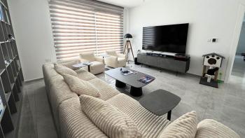 GİRNE BELLAPAİS'TE TÜRK MALI 5+2 ÖZEL YÜZME HAVUZLU TRİPLEX SATILIK LÜX VİLLA 