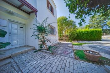 Girne Karaoğlanoğlu Bahçeli Ortak Havuzlu 2+1 Kiralık İkiz Ev 