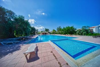 Girne Karaoğlanoğlu Bahçeli Ortak Havuzlu 2+1 Kiralık İkiz Ev 